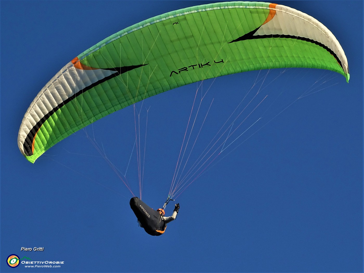 38 Sul sentiero di dosso in dosso per la vetta ci godiamo lo spettacolo dei parapendio in volo.JPG -                                